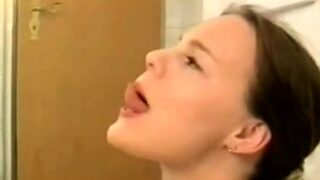 Sie laesst sich ins Gesicht spritzen