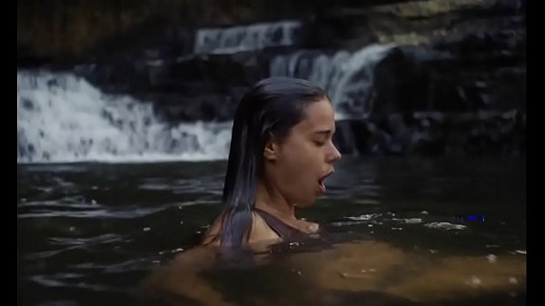 Celebridade LAIA COSTA sexy na natureza