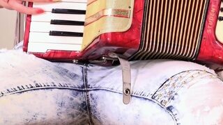 Chick stimulates and drills her muff and makes pissing after