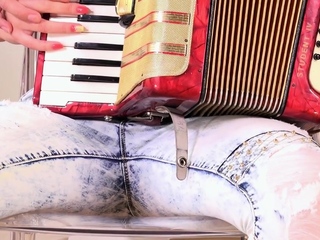 Chick stimulates and drills her muff and makes pissing after