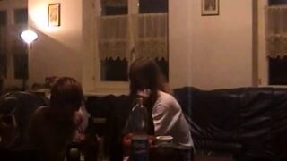 Claudia Odenweller mit Schulfreundin am Saufen