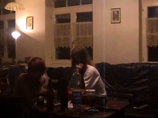 Claudia Odenweller mit Schulfreundin am Saufen