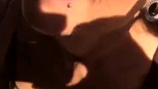 Extrem gepiercte Muschi geballt aus!