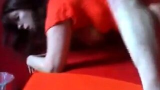 Geile Milf laesst sich von Jungschwanz in den Arsch ficken