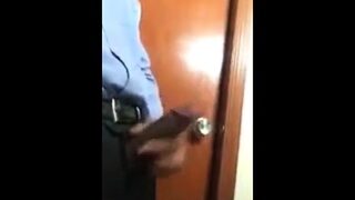 Porteiro dando aliviada no trampo