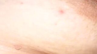 Auf den Dildo in der Fotze gewichst