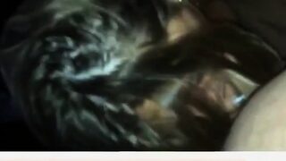 il se termine sur son visage