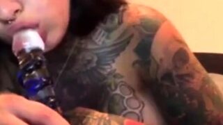 Tattoo Girl mit dicken Titten