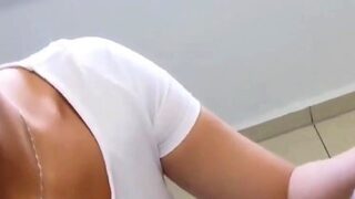 Tochter bekommt in der Kche einen heien Creampie von ihrem